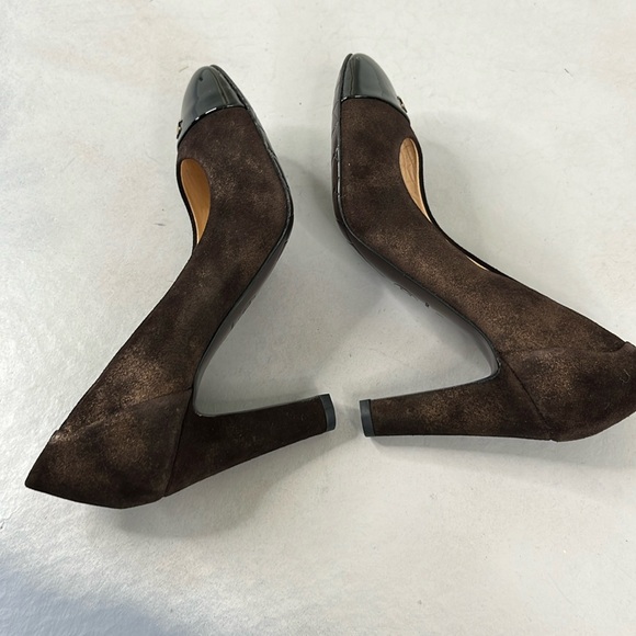 Chanel Block Heel in Kid Suede Patent Calfskin Cap Toe CC Logo Hardware Pumps - Picture 5 of 11